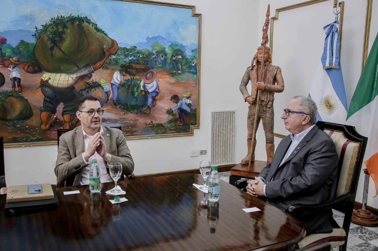 Misiones fortalece lazos con Irlanda: encuentro entre Hugo Passalacqua y el embajador John Mccoy