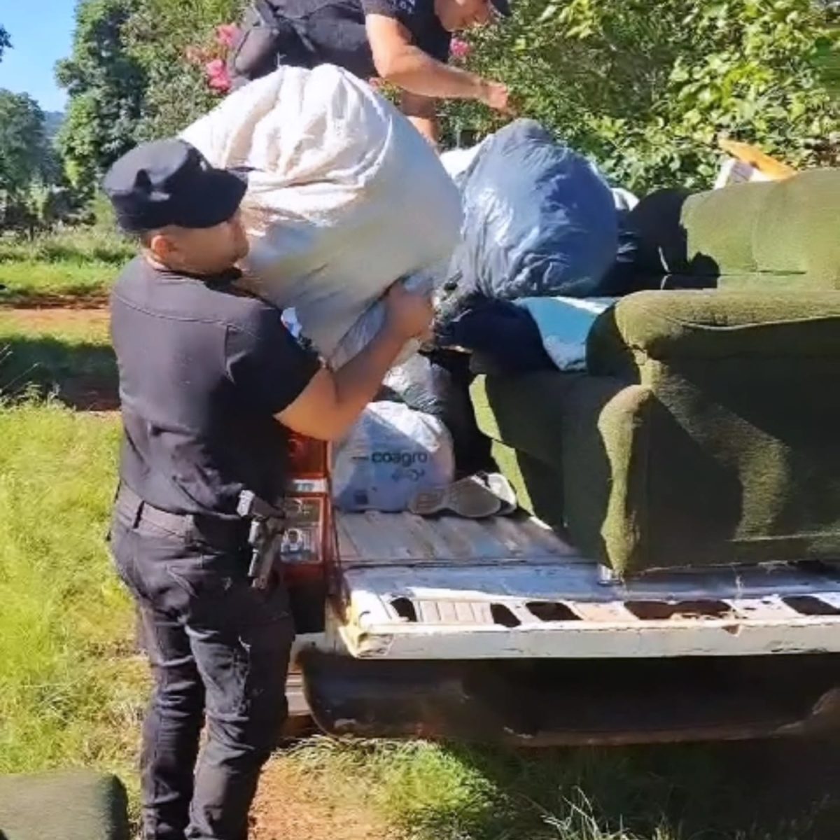 Solidaridad: policías y vecinos ayudaron a una familia que lo perdió todo en un incendio