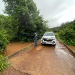 Realizan relevamientos y asisten a afectados por las intensas lluvias en la provincia