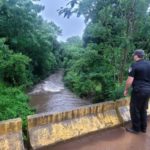 Realizan relevamientos y asisten a afectados por las intensas lluvias en la provincia