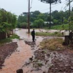 Realizan relevamientos y asisten a afectados por las intensas lluvias en la provincia