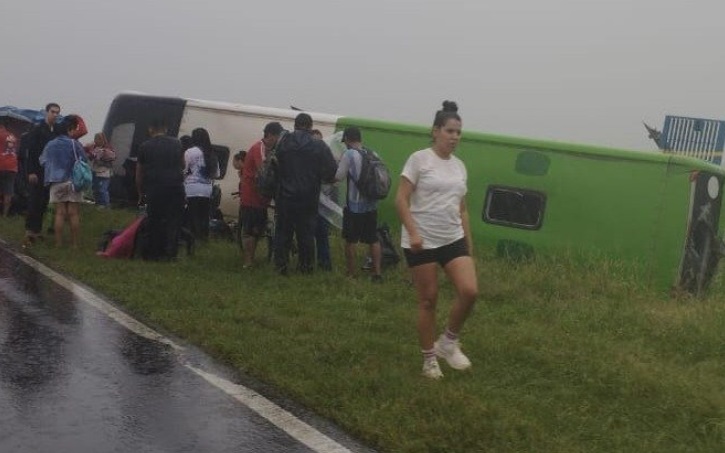 Colectivo que salió de Posadas volcó en la localidad correntina de Yahapé