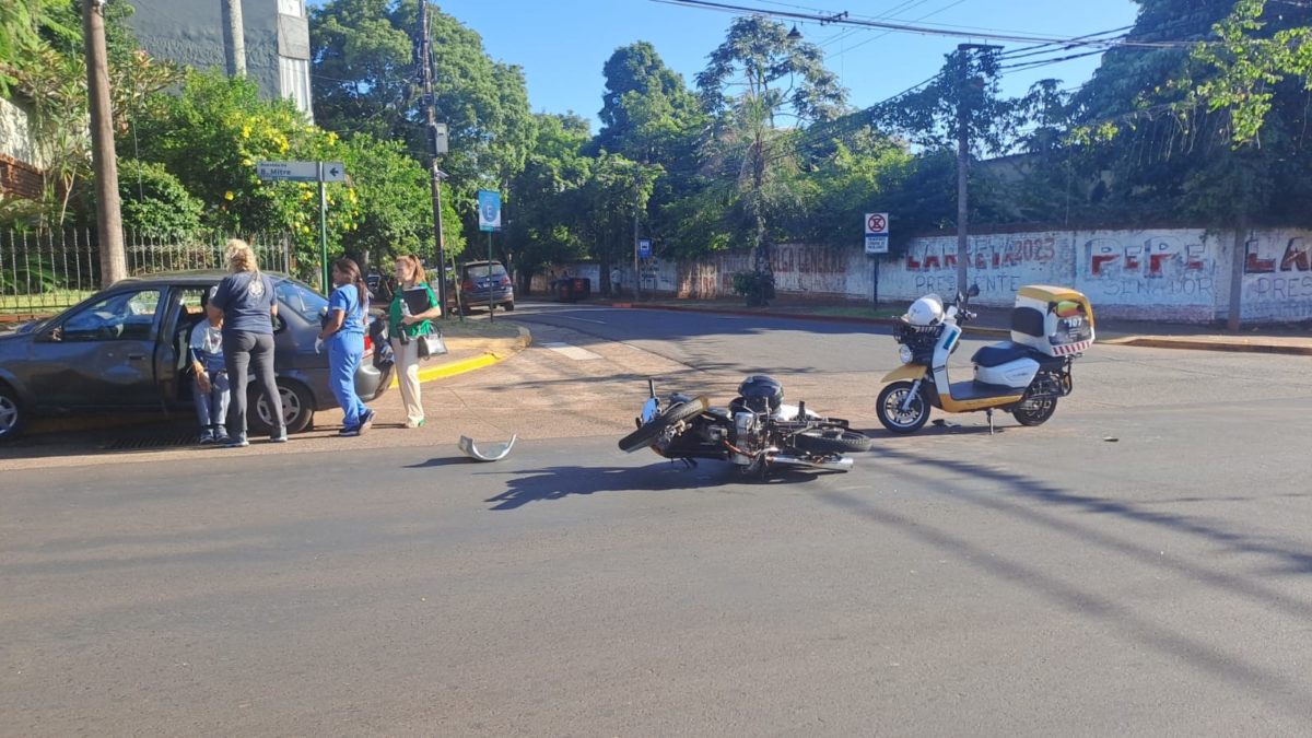 Choque en el centro posadeño dejó como saldo daños materiales y un motociclista herido