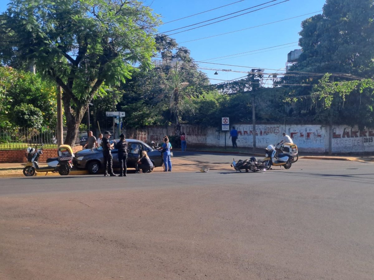 Choque en el centro posadeño dejó como saldo daños materiales y un motociclista herido