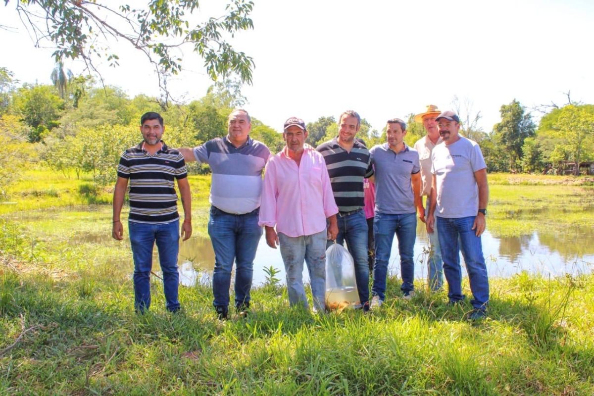 El Imac acompañó a productores con suelta de alevines de Pacú en San Javier