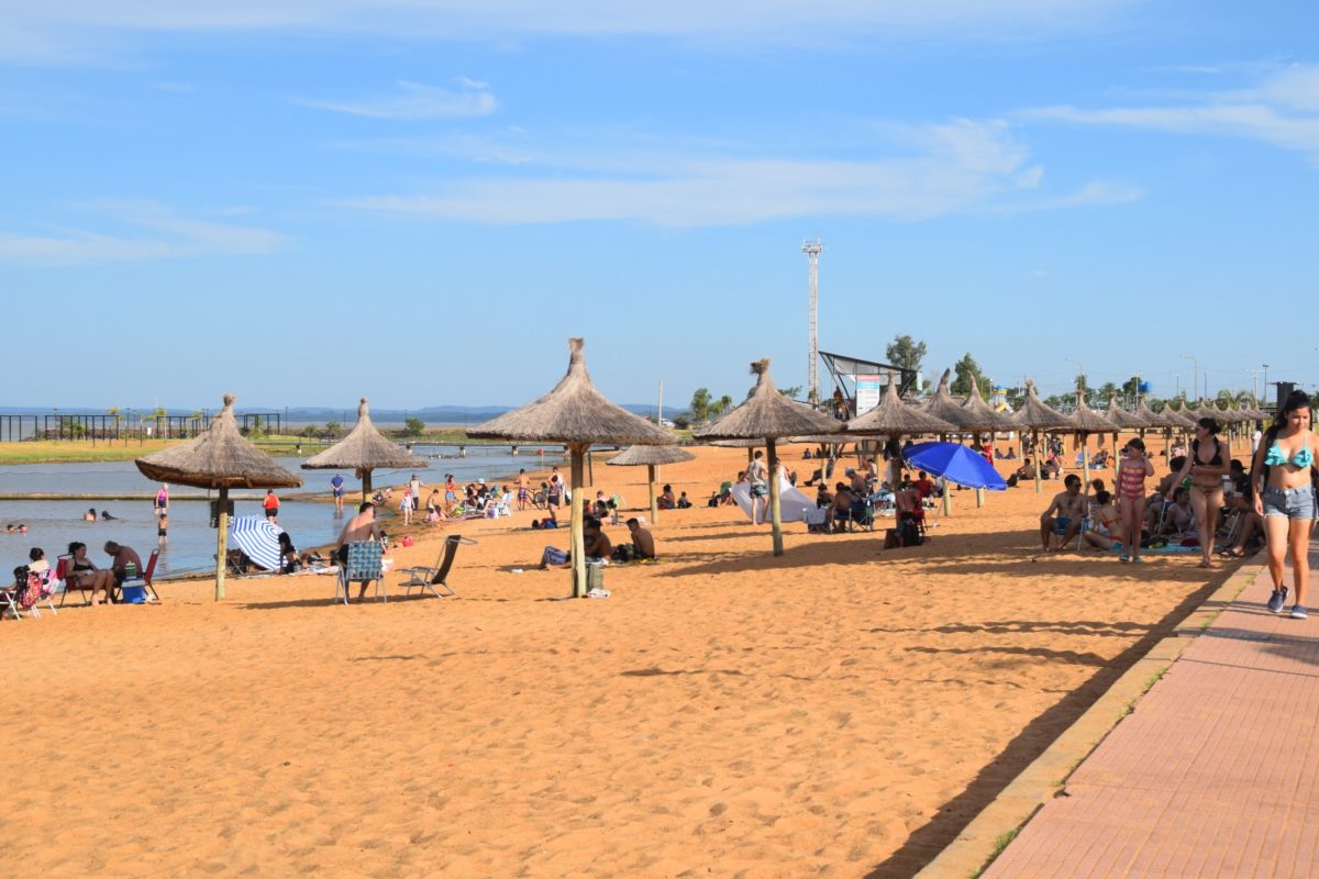 Posadas se posiciona como destino de verano con sus playas como protagonistas