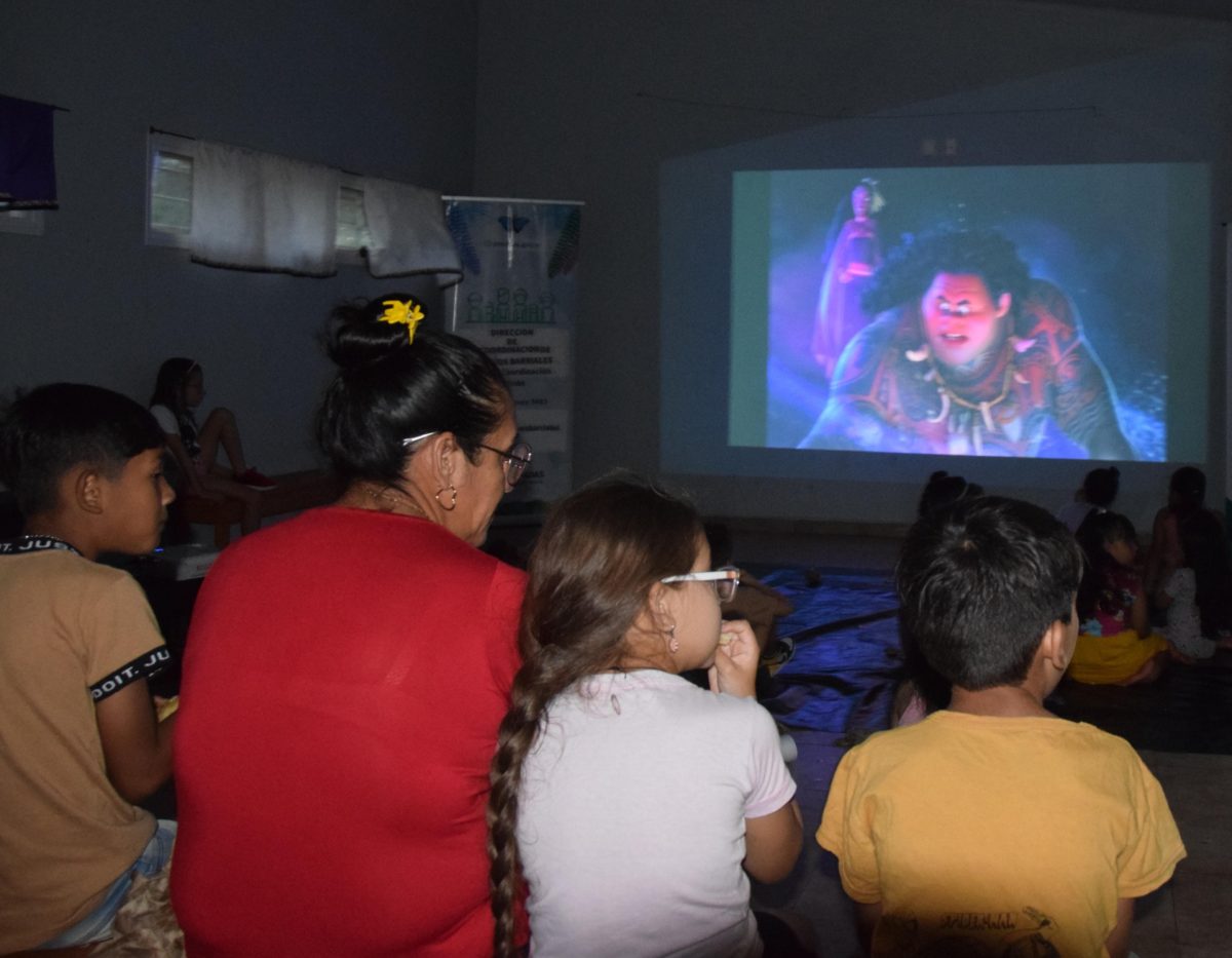 Más de 30 niños disfrutaron de una tarde de cine en el Aeroclub Oeste de Posadas