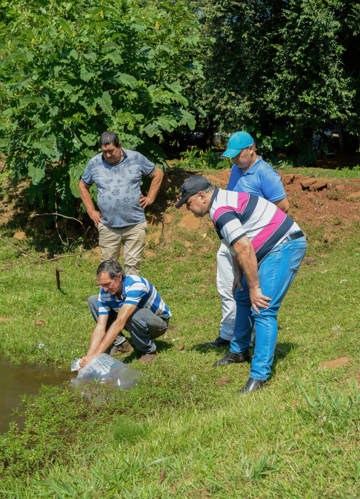 Impulsan la producción de alimentos en Puerto Leoni con entrega de alevinos