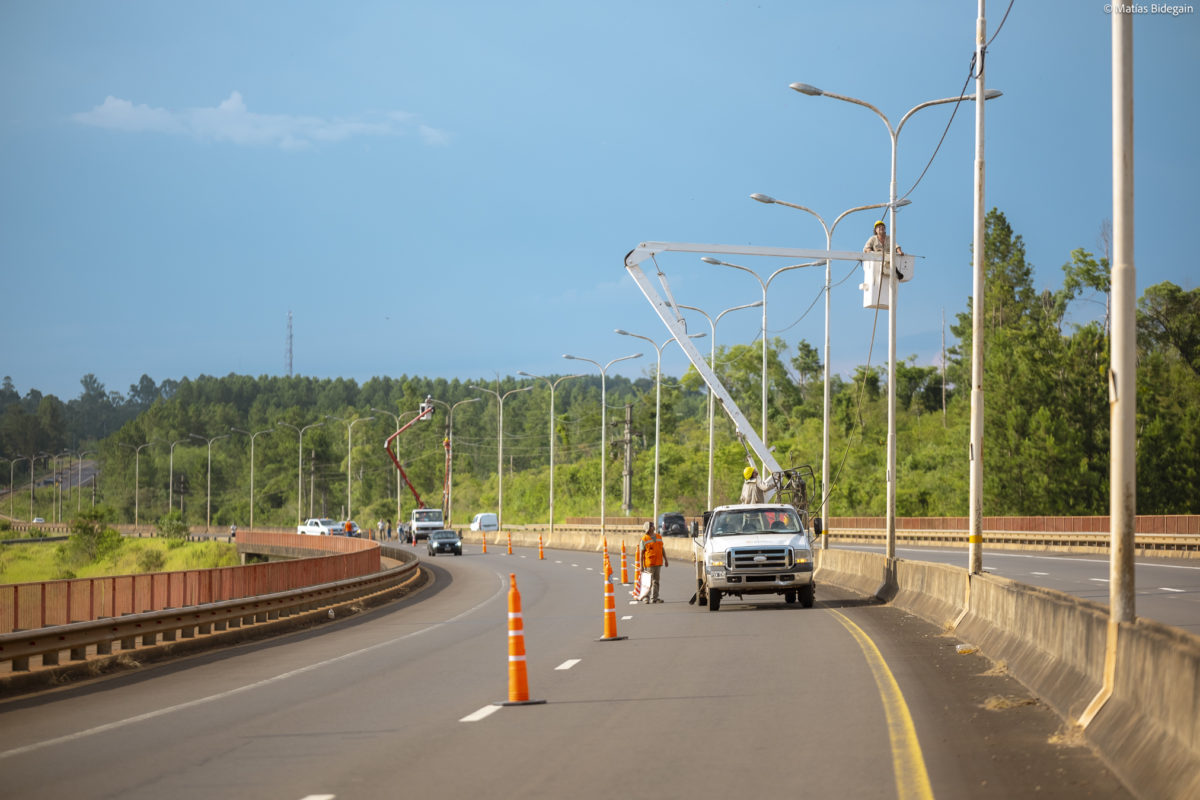 Vialidad provincial y Energía de Misiones renuevan por completo el sistema lumínico del puente Yabebiry