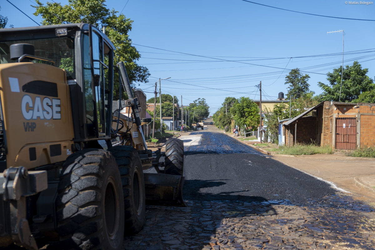 Pavimento urbano: Vialidad provincial suma cuadras asfaltadas en Garupá imagen-6