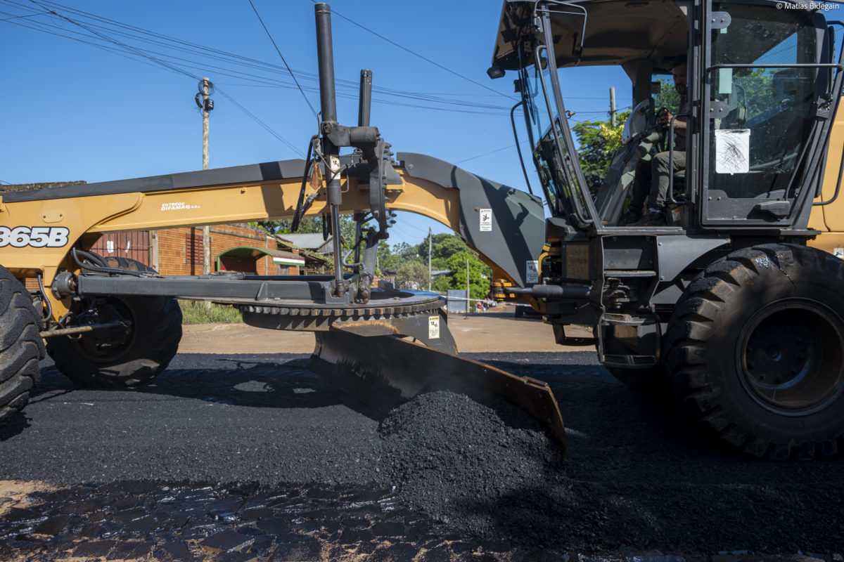 Pavimento urbano: Vialidad provincial suma cuadras asfaltadas en Garupá