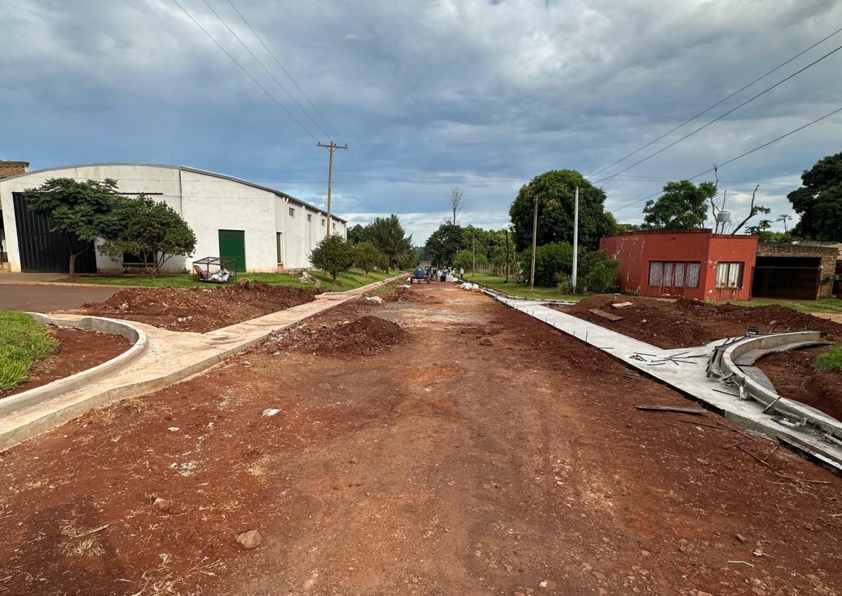 Vialidad avanza con obras de cordón cuneta y badenes en calles de Azara