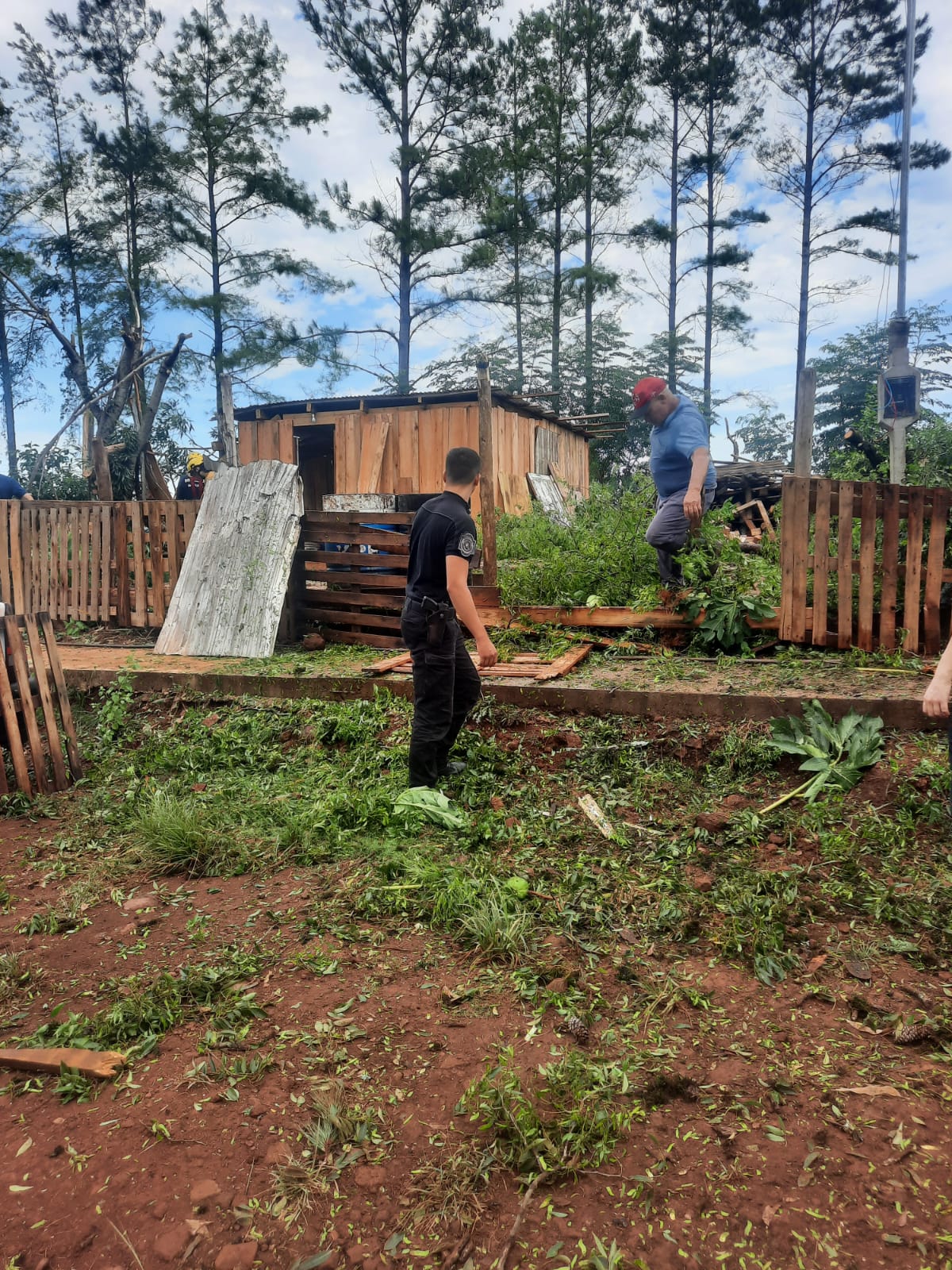 Asisten a las familias damnificadas por el temporal en Alem