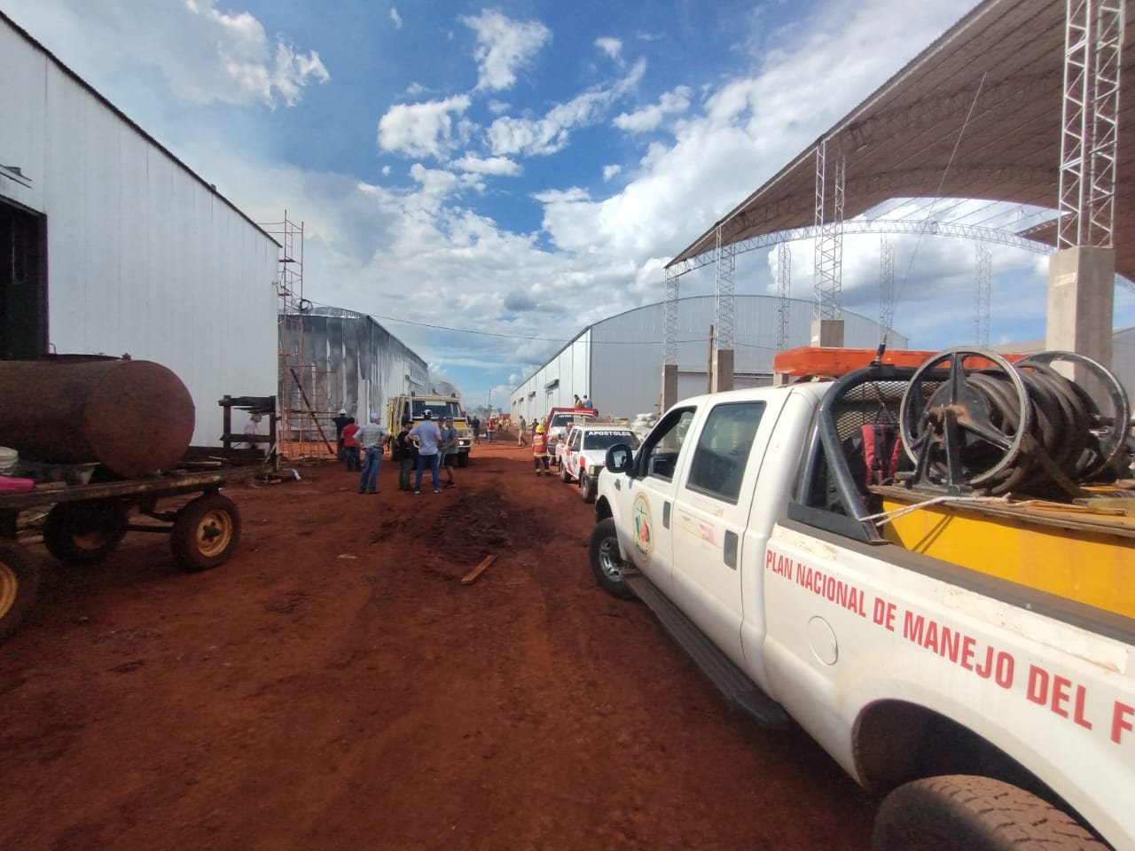 Misiones aportó recurso humano y equipamiento para combatir el incendio de un depósito yerbatero en Liebig