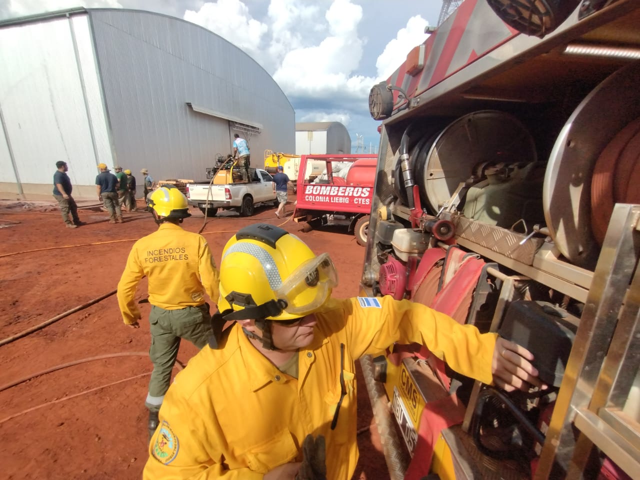 Misiones aportó recurso humano y equipamiento para combatir el incendio de un depósito yerbatero en Liebig