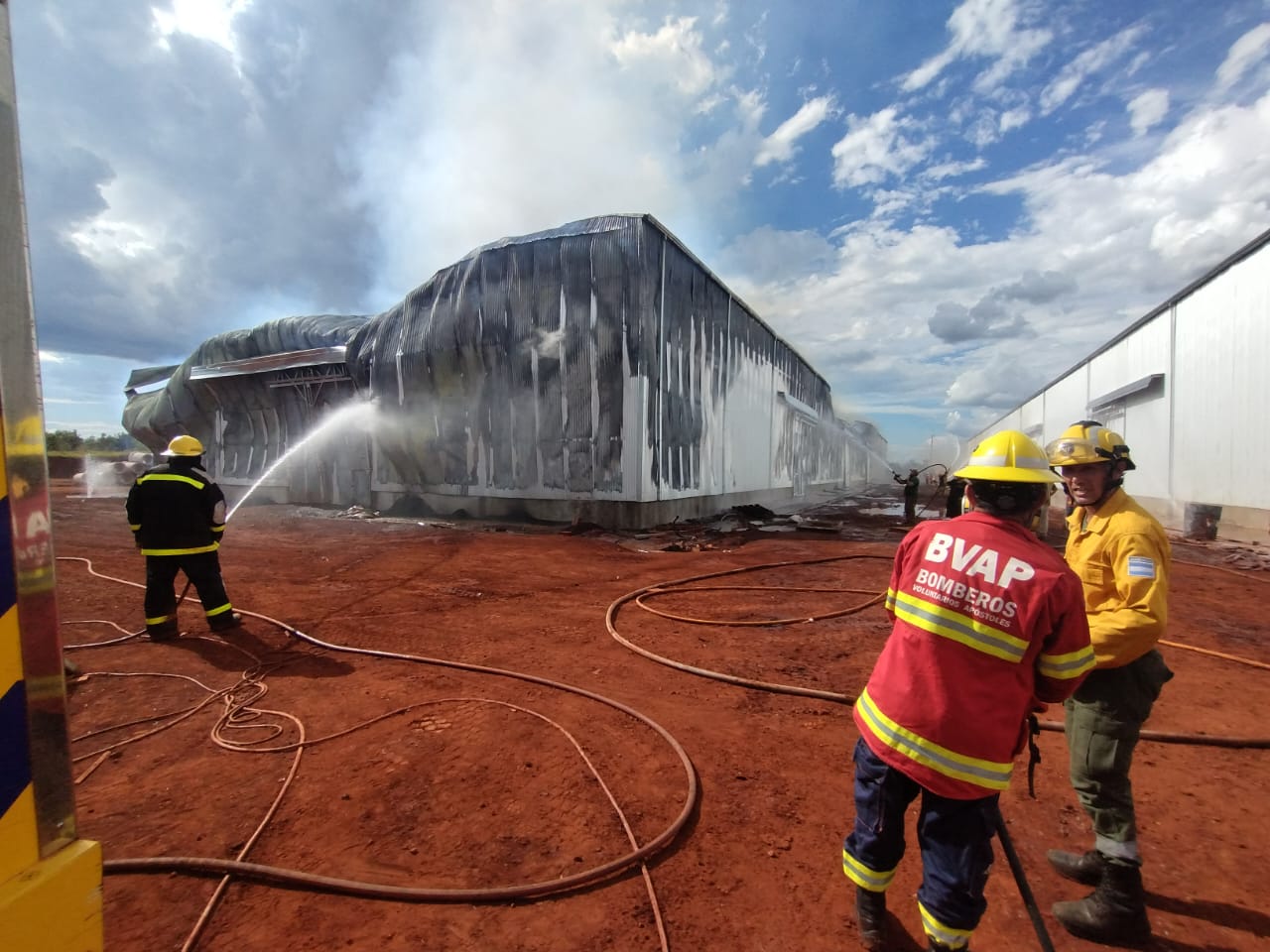 Misiones aportó recurso humano y equipamiento para combatir el incendio de un depósito yerbatero en Liebig