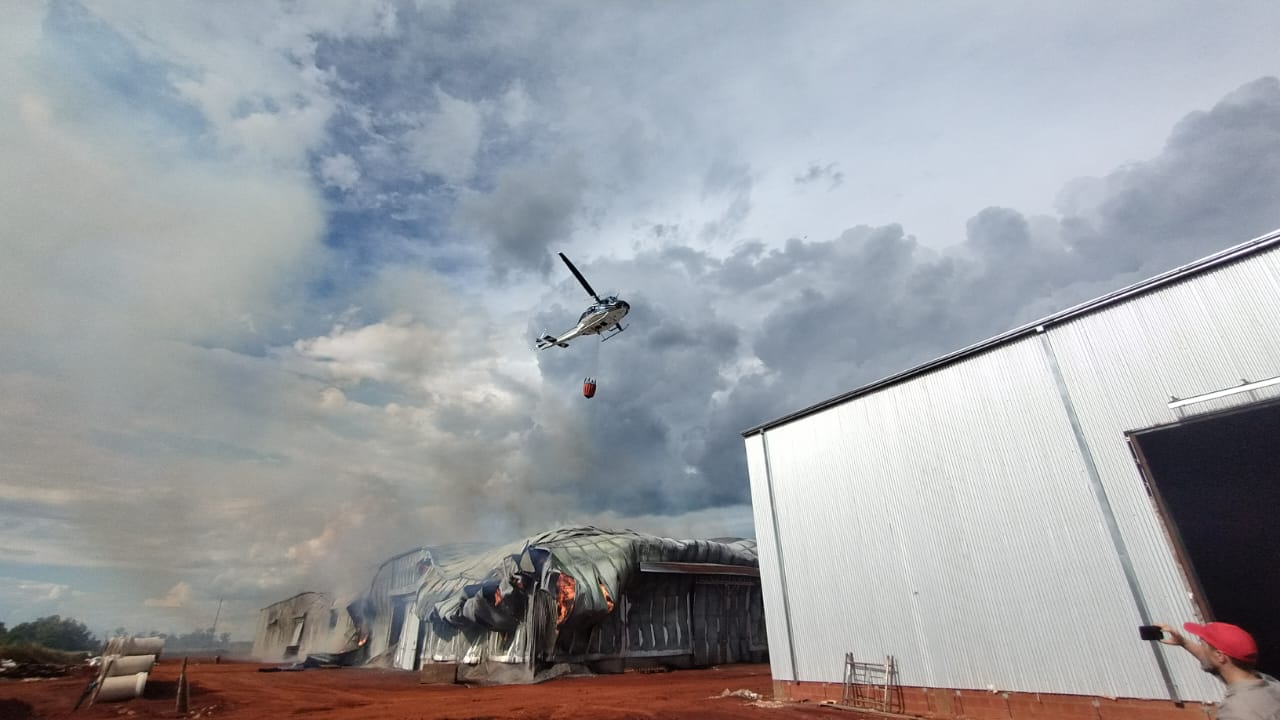 Misiones aportó recurso humano y equipamiento para combatir el incendio de un depósito yerbatero en Liebig imagen-6