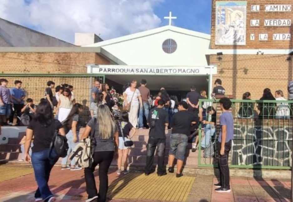 La comunidad estudiantil despide al alumno del Instituto San Arnoldo Janssen de Posadas imagen-5