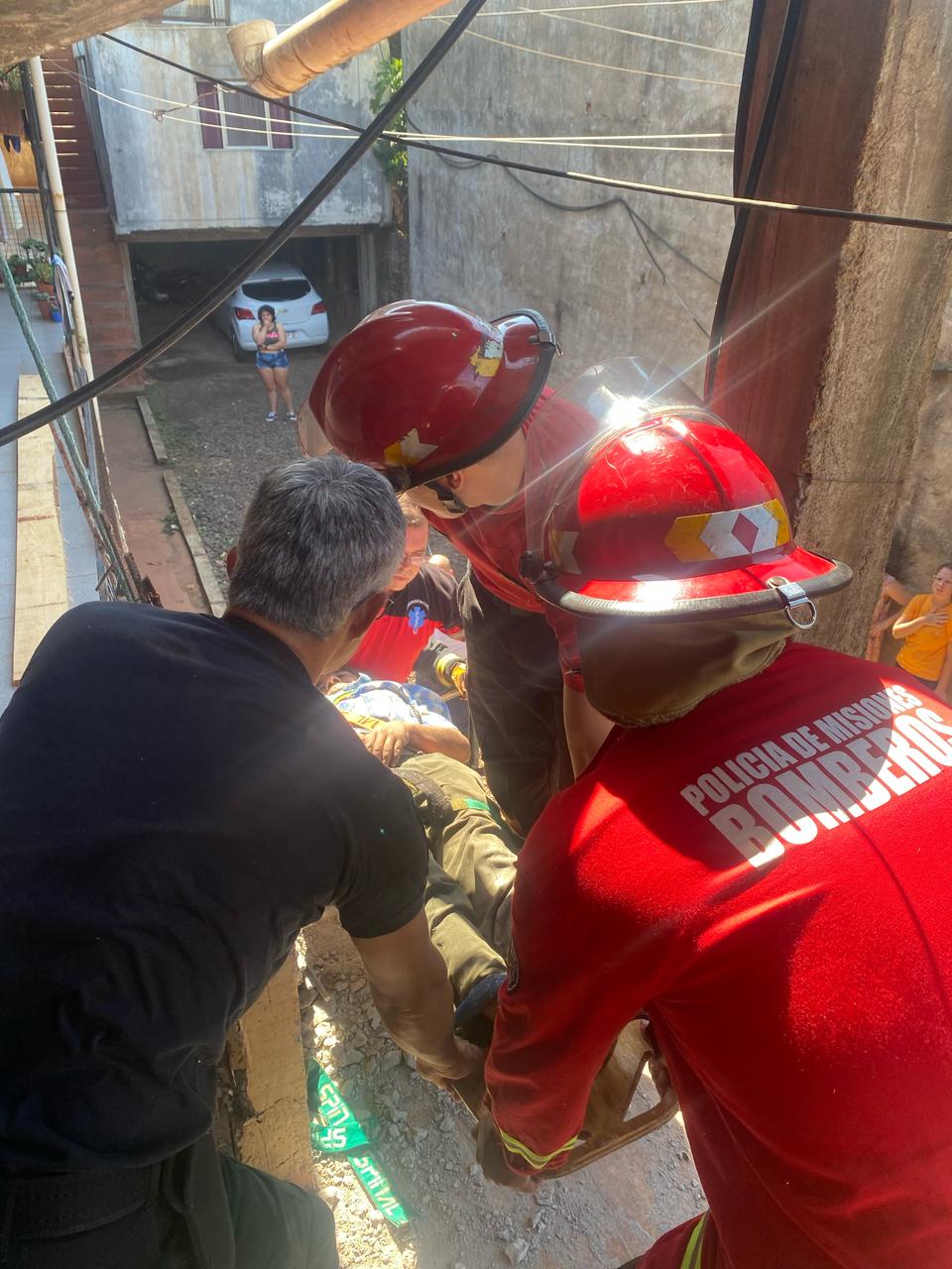 Oberá: bomberos rescataron a un obrero que se accidentó en una estructura en reparación