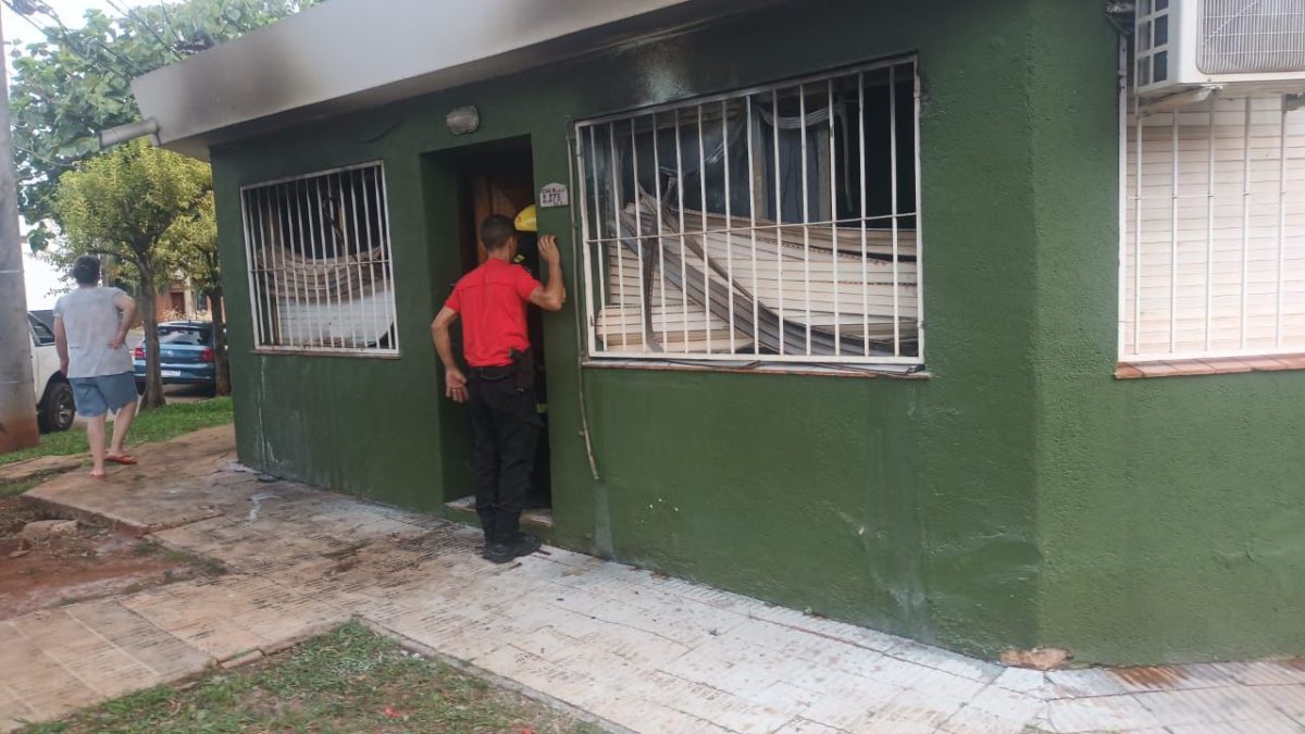 Posadas: investigan el incendio de una vivienda donde asistieron a una mujer herida imagen-6