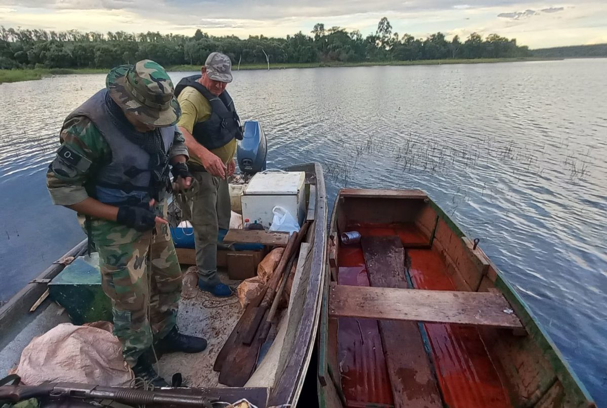 Exitoso operativo contra la pesca furtiva en el Lago Urugua-í: decomisan redes y embarcación imagen-6