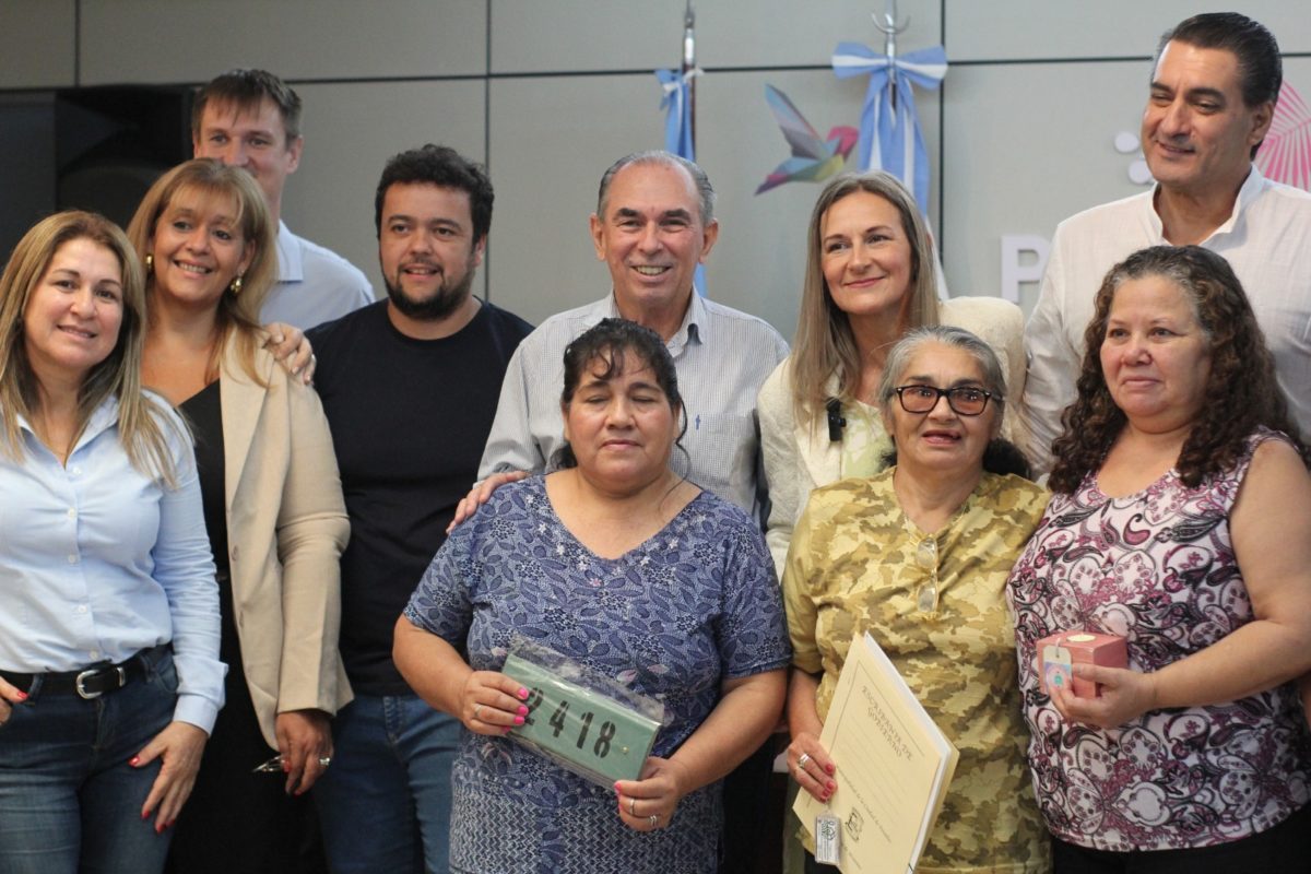 Familias de Posadas accedieron al boleto de compraventa de sus lotes mediante el programa Regularizando Mi Propiedad 2 - 1