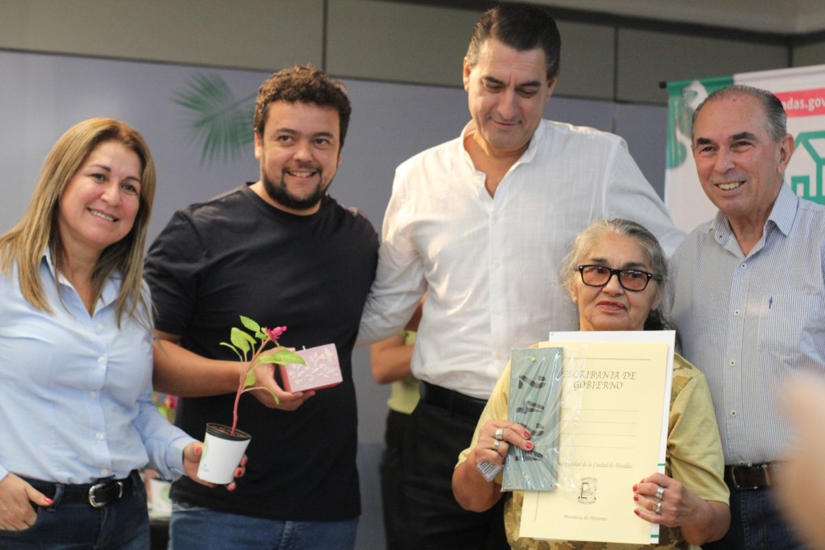 Familias de Posadas accedieron al boleto de compraventa de sus lotes mediante el programa Regularizando Mi Propiedad 3 - 5