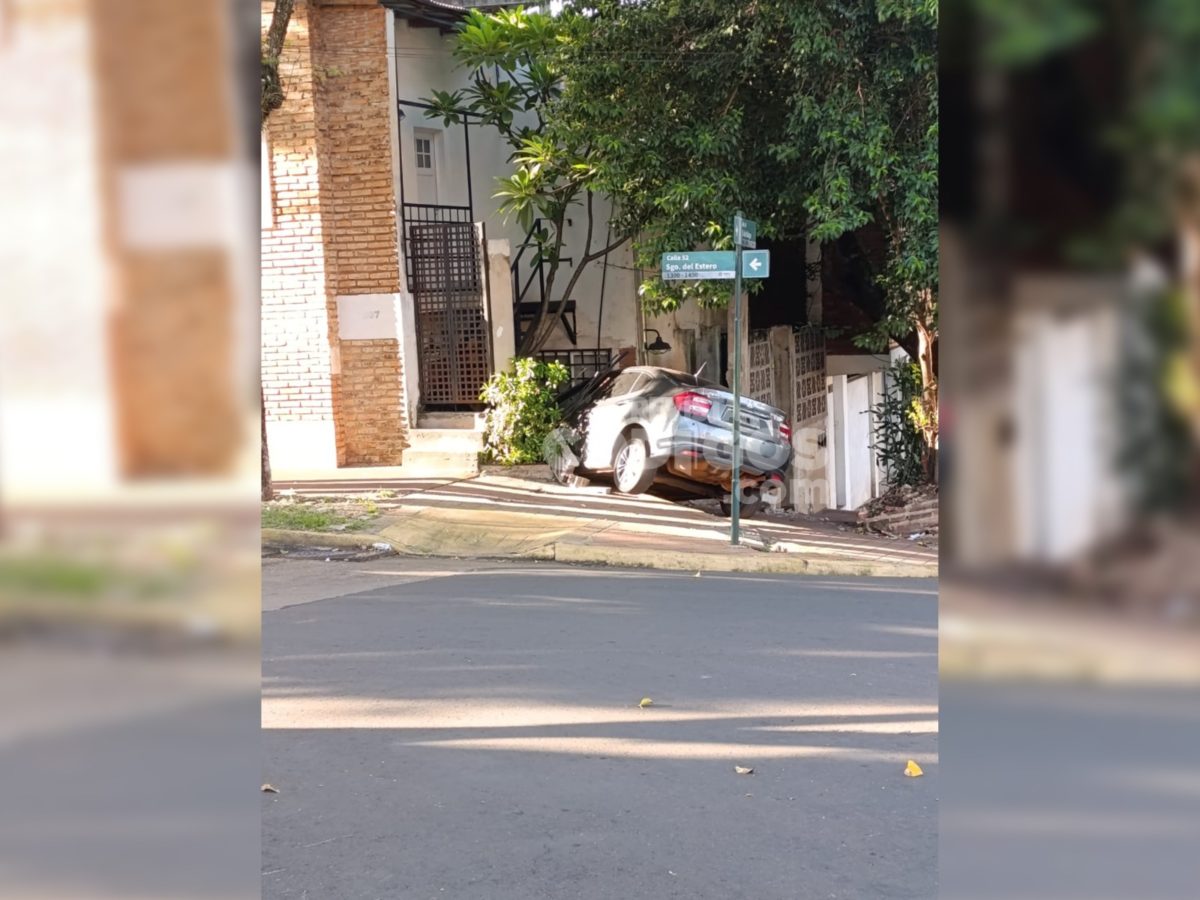 Un auto se incrustó en una vivienda en pleno centro de Posadas