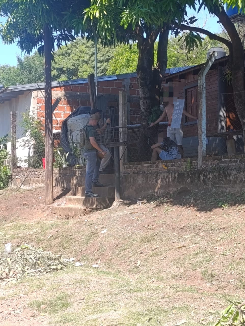 Negociadores de la Policía arrestaron a un hombre atrincherado con armas y bombas molotov en Garupá