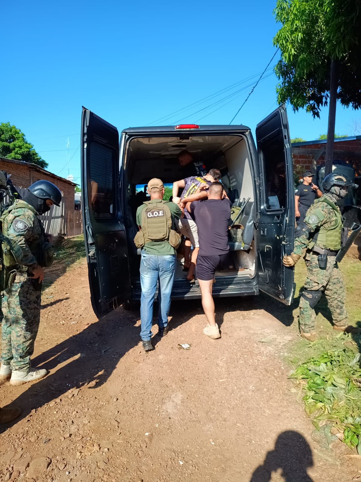 Negociadores de la Policía arrestaron a un hombre atrincherado con armas y bombas molotov en Garupá