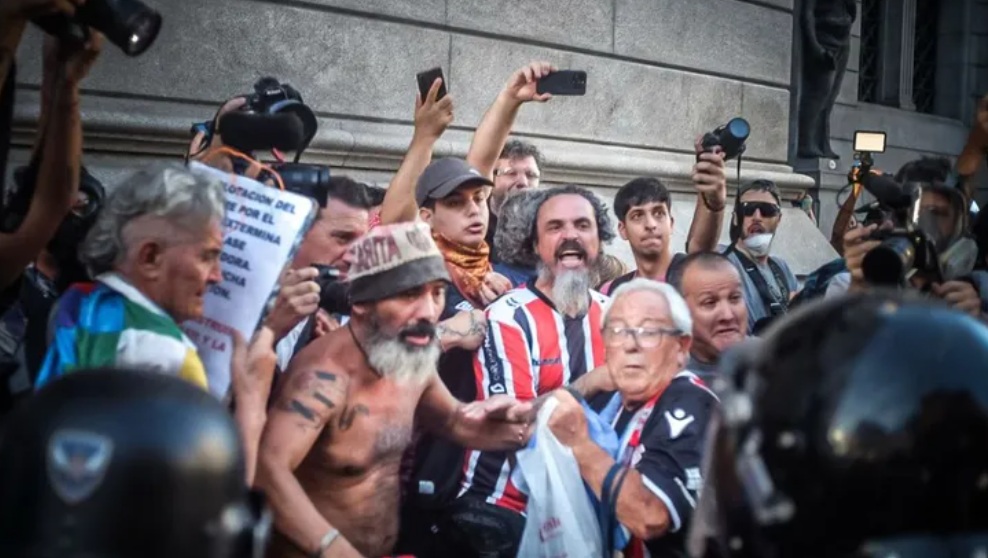 hinchas en la marcha