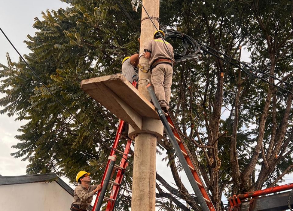 Energía de Misiones fortalece con obras el suministro eléctrico en el barrio Santa Cecilia de Candelaria