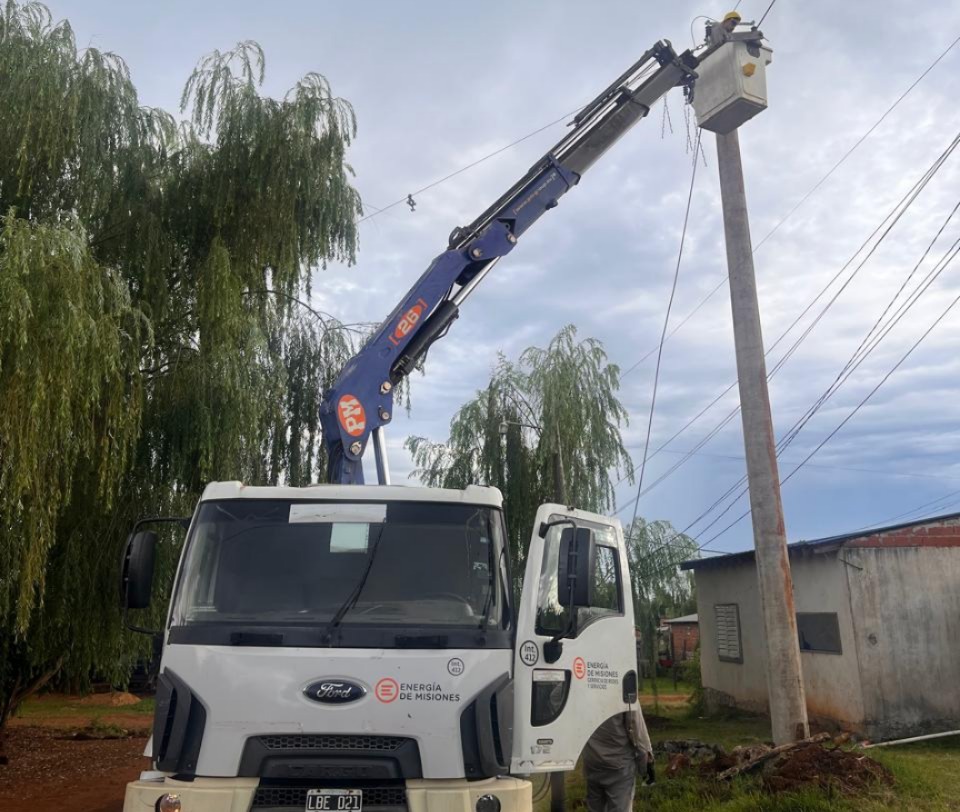 Energía de Misiones fortalece con obras el suministro eléctrico en el barrio Santa Cecilia de Candelaria