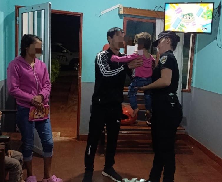 Menores abandonados en la vía pública fueron resguardados por policías en San Vicente