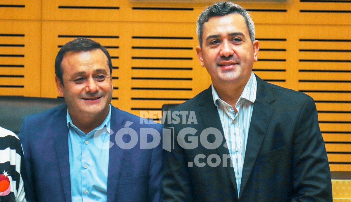La Legislatura entregó compendio de leyes provinciales sobre turismo a intendentes