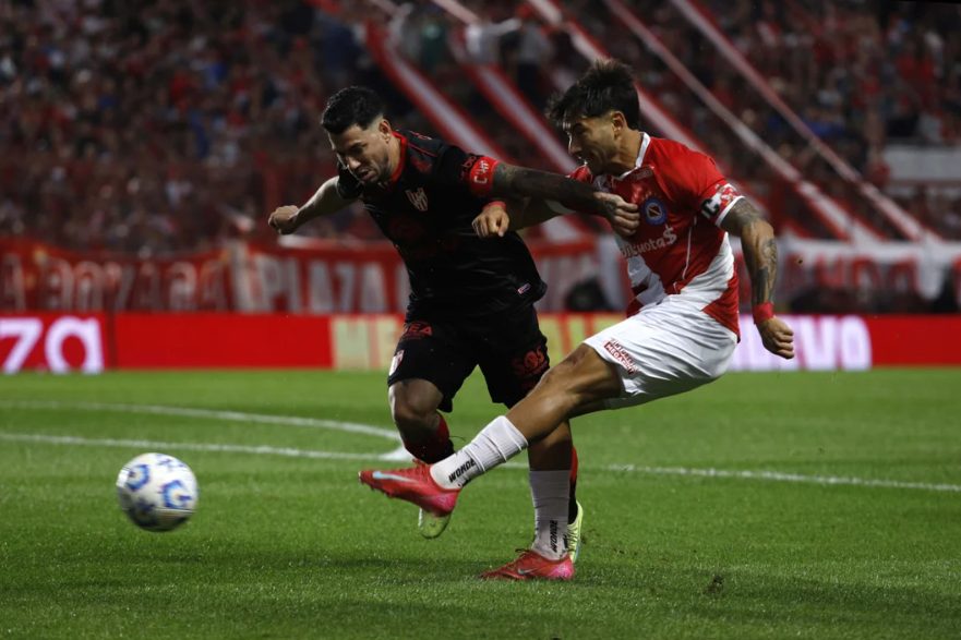 Argentinos Juniors derrotó a Instituto por 3 a 1 y clasificó a los cuartos de final