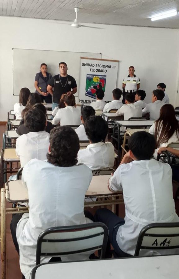 Charla sobre ciberdelitos violencia escolar y educacion emocional en escuelas de Eldorado 1 - 1