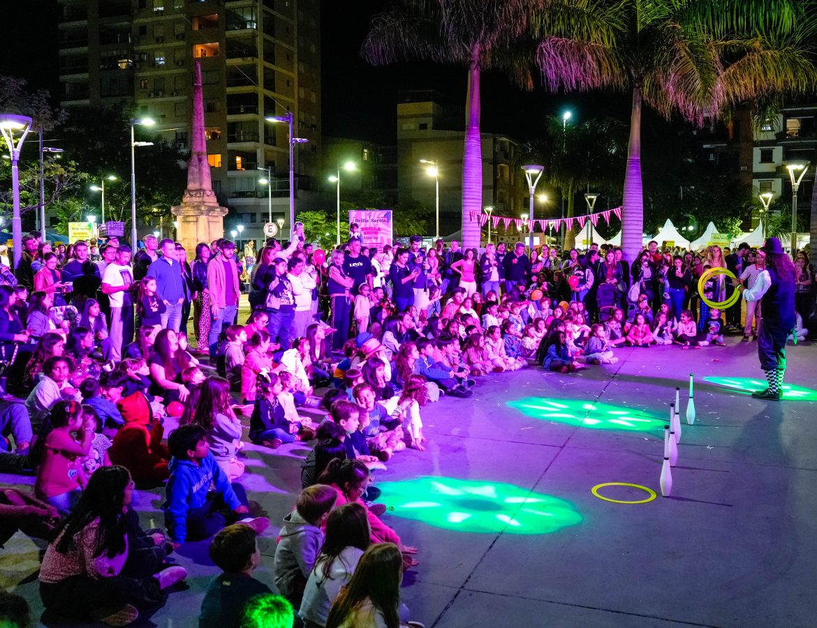 Con mas de 60 emprendedores y mucho publico Villa Sarita brillo 4 - 5