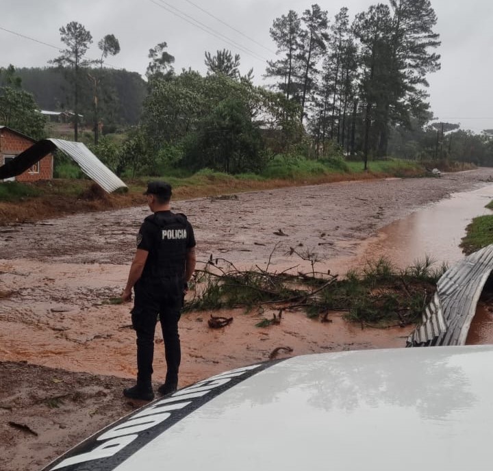 Continuan asistiendo a damnificados por las tormentas en Misiones 2 - 13