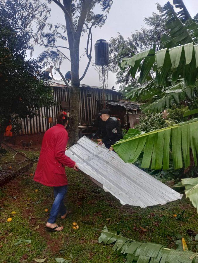 Continuan asistiendo a damnificados por las tormentas en Misiones 6 - 5