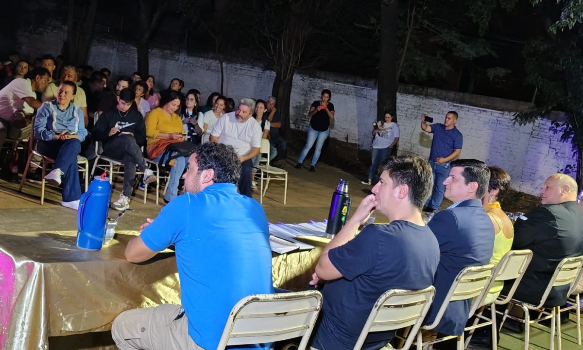 Daniel Vigo destacó el valor del diálogo respetuoso en un debate con candidatos y vecinos 1 2 - IMG 20250515 WA0047 - 1