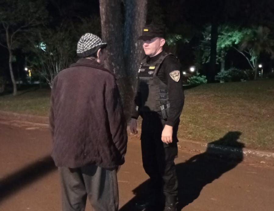 Policías resguardaron a un abuelo desorientado que deambulaba de madrugada por la ruta