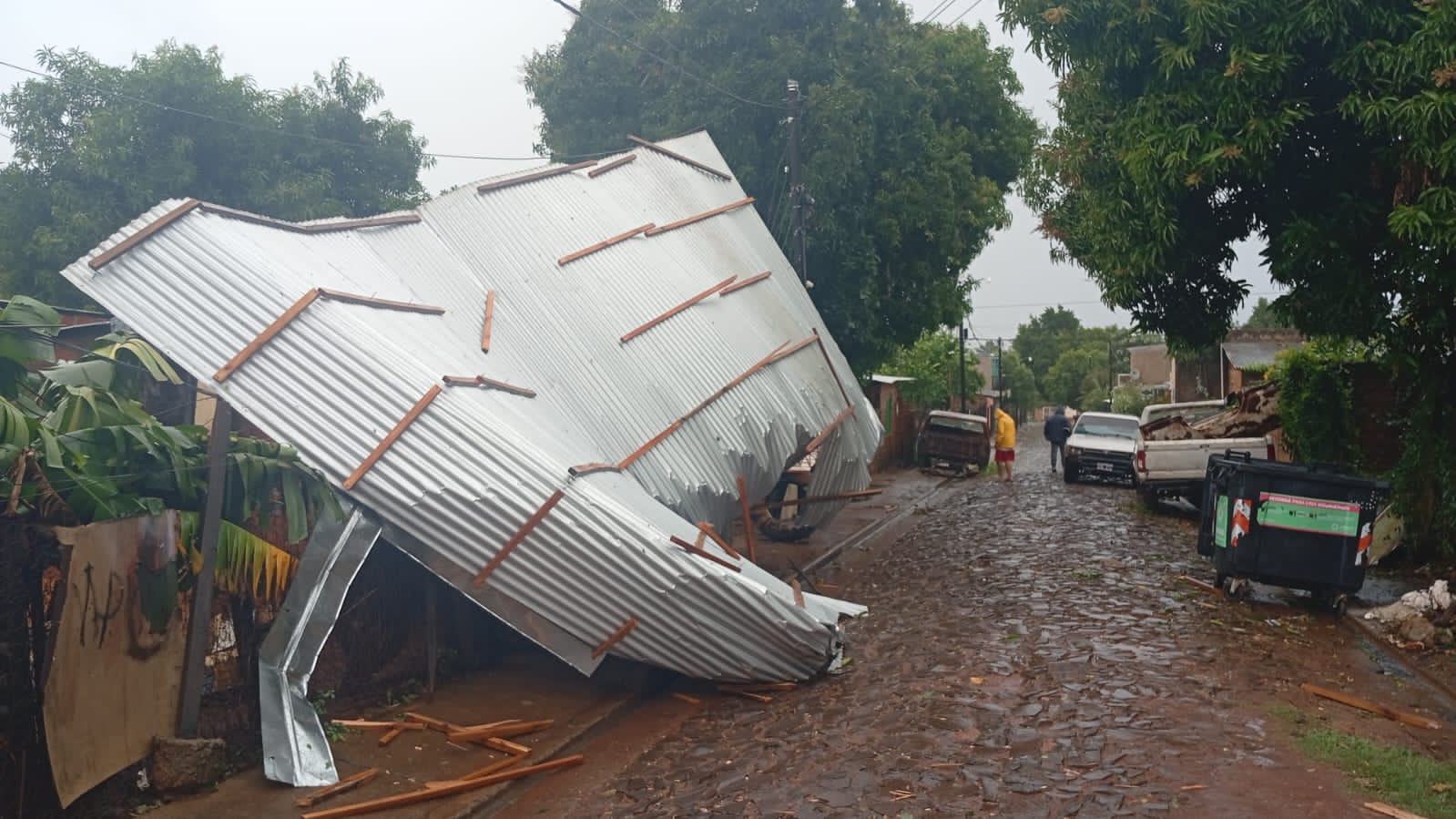 La Policía asiste a familias afectadas por el fuerte temporal