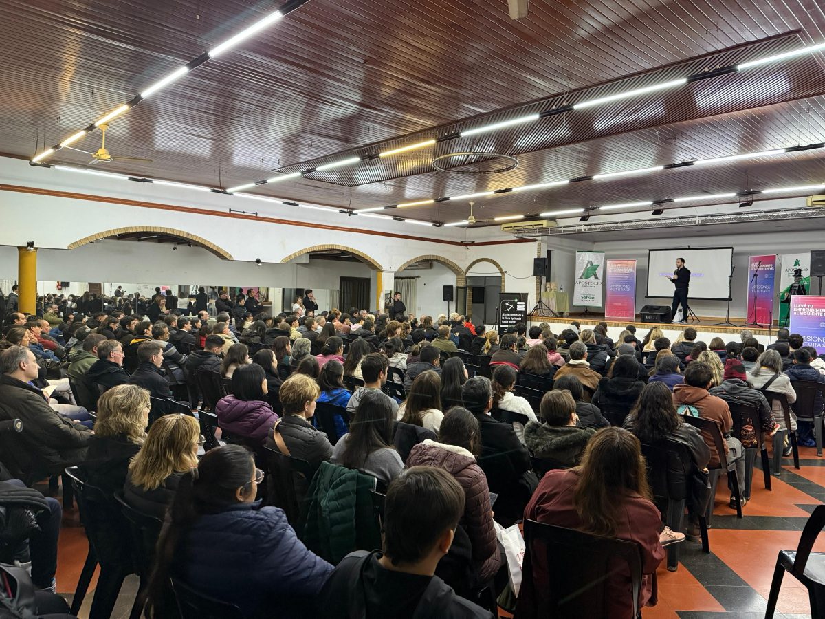 Misiones Futura Agusto Salvatto llevo su mensaje de innovacion a emprendedores en Apostoles 2 - 3