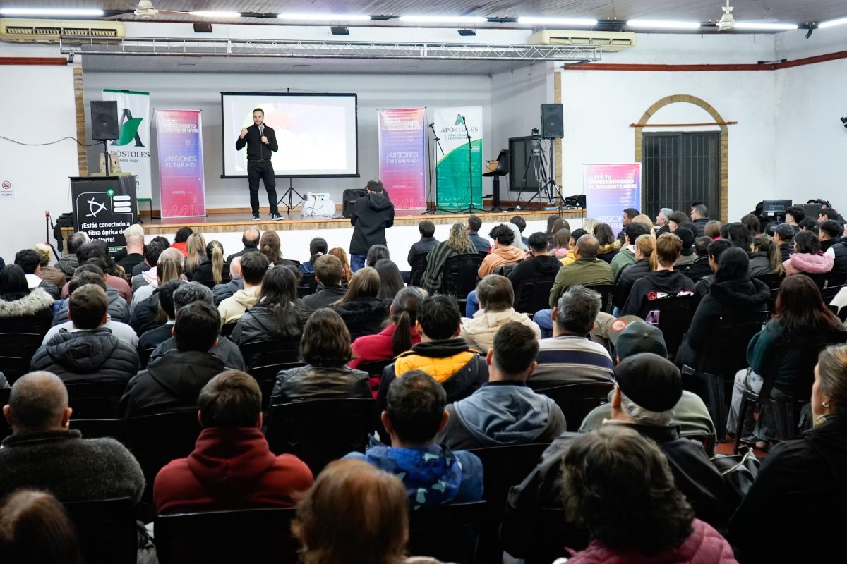 Misiones Futura: Augusto Salvatto llevó su mensaje de innovación a emprendedores en Apóstoles