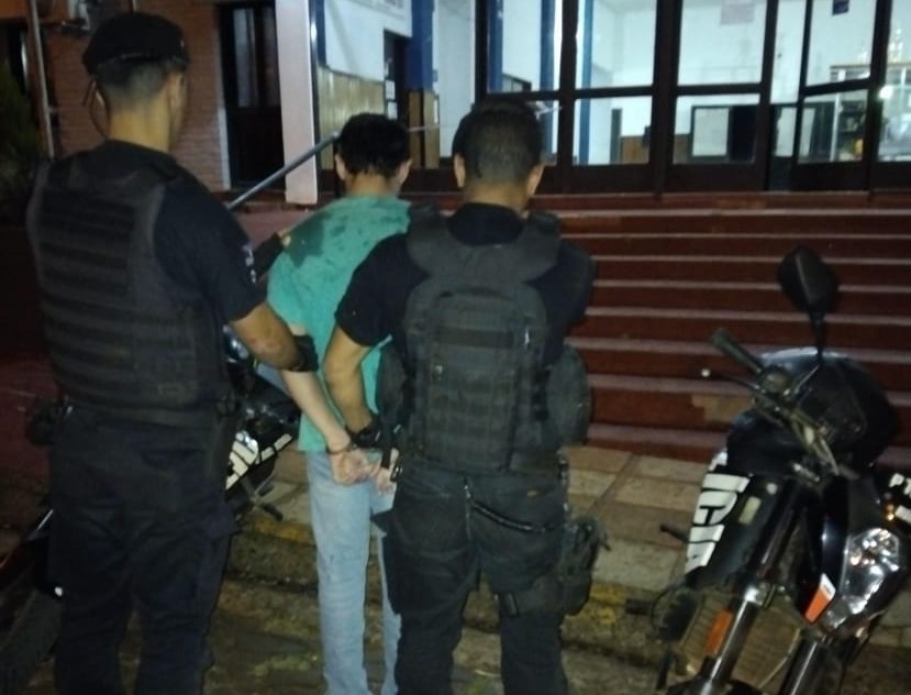 Motociclista detenido por hacer "Willy" y embestir a un policía en un control