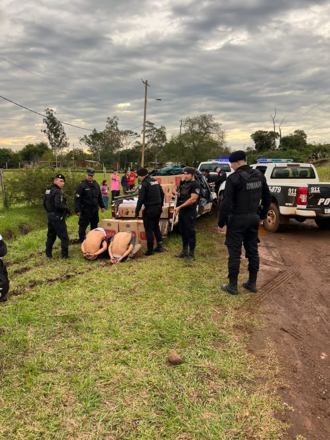 Persecución, intento de fuga y secuestro de cigarrillos valuados en más de $10 millones en San José 3 6 - Persecucion intento de fuga y secuestro de cigarrillos valuados en mas de 10 millones en San Jose 1 - 5