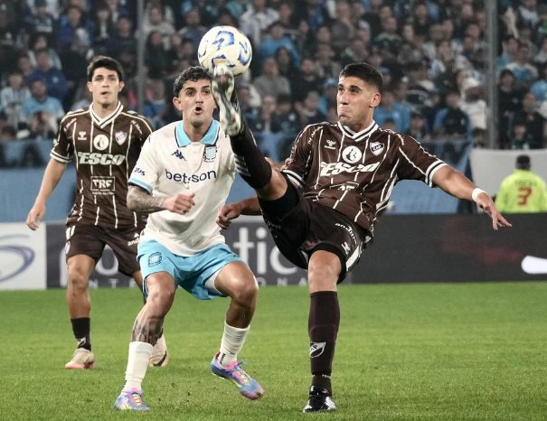 Platense dio el batacazo y eliminó a Racing en los octavos de final del Torneo Apertura