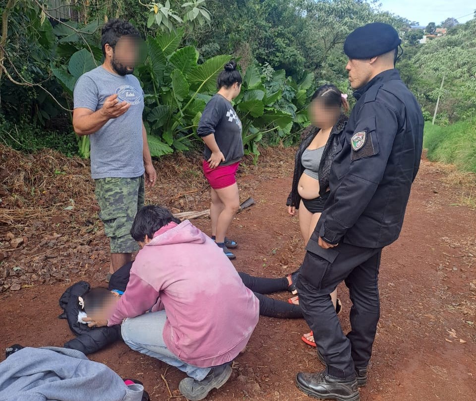Policías de Oberá asistieron a una menor desvanecida en la vía pública