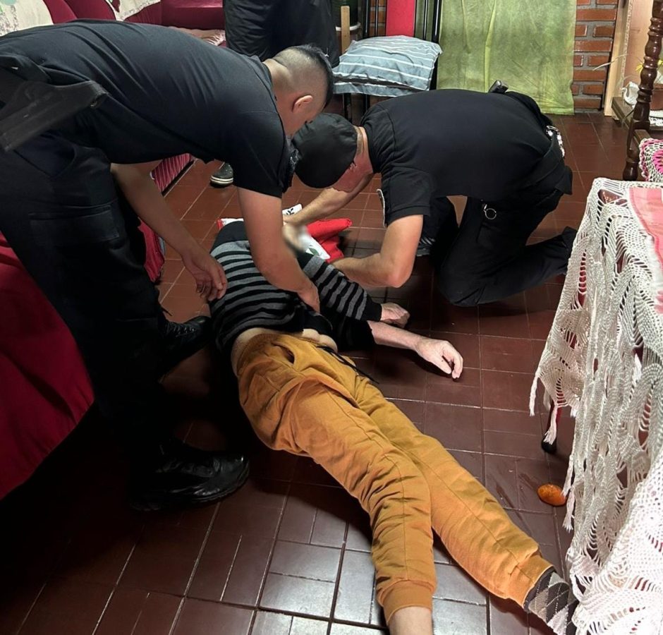 Un hombre se desvaneció en su casa en Montecarlo y fue reanimado con maniobras de RCP por la Policía